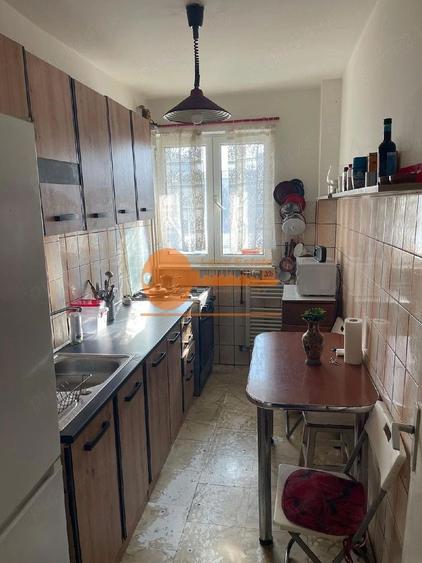 Apartament cu 3 camere semidecomandat, mobilat în P-ța Victoriei