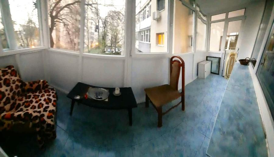 Apartament cu 3 camere decomandat, mobilat în P-ța Victoriei