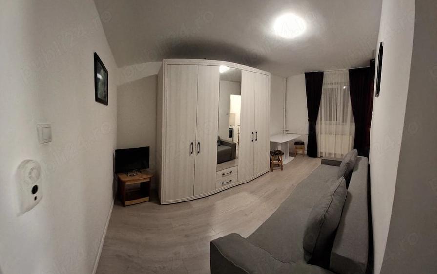 Garsonieră decomandată în Rogerius