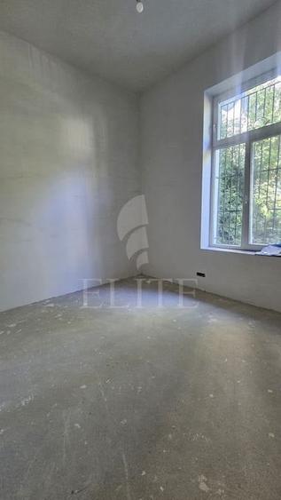 Apartament cu 4 camere semidecomandat în Central
