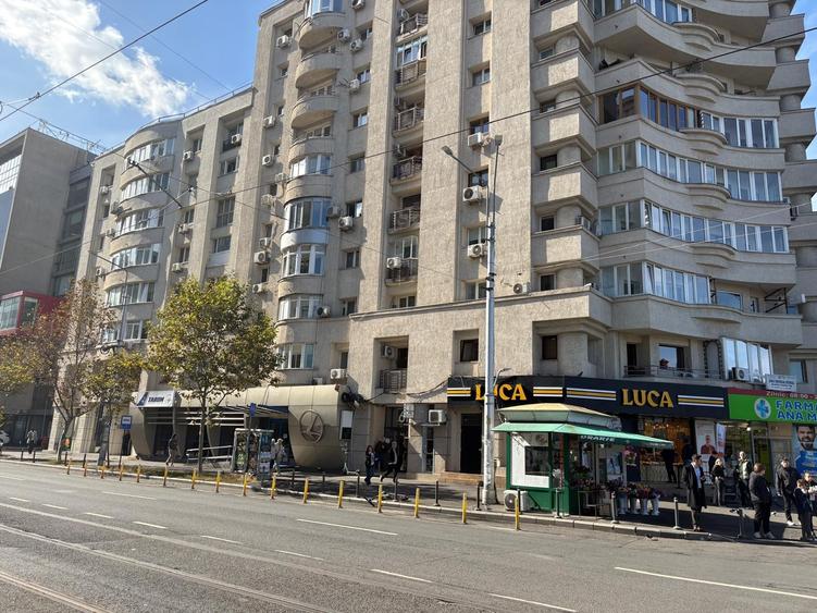 Apartament cu 3 camere decomandat în P-ța Victoriei