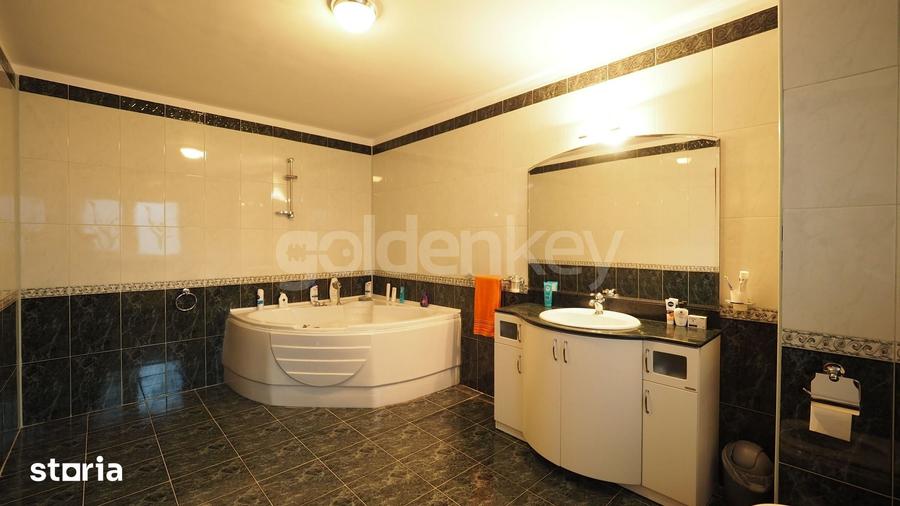 Casă cu 10 camere cu Teren 633 Mp în Central