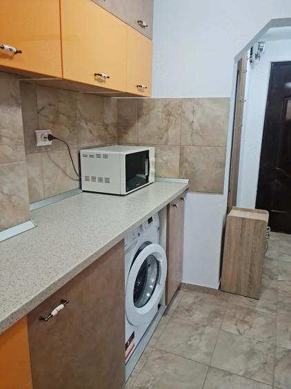 Apartament cu 2 camere semidecomandat, mobilat în P-ța Victoriei