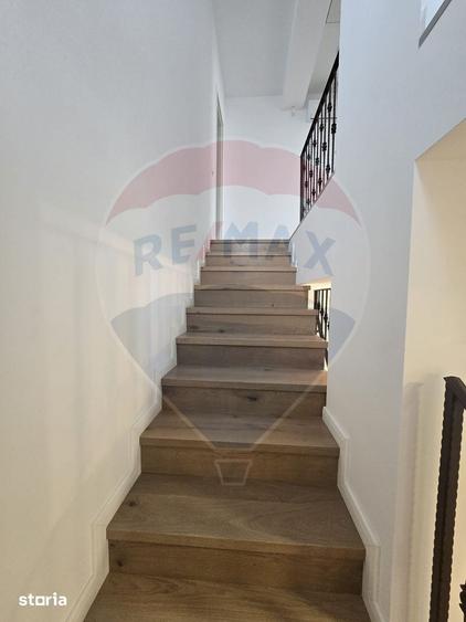 Casă cu 5 camere cu Teren 300 Mp în Ferme