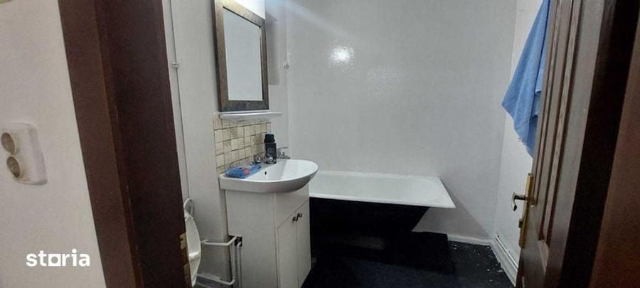 Apartament cu 3 camere decomandat în Tractorul