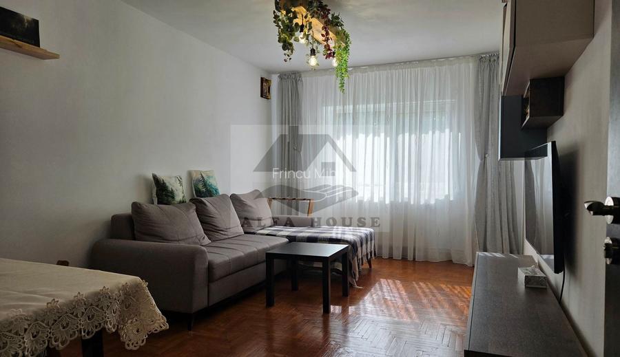 Apartament cu trei camere, Racadau - etaj 2, renovat integral.