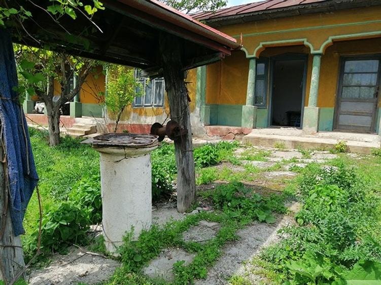Casă cu 4 camere cu Teren 2300 Mp în Sud