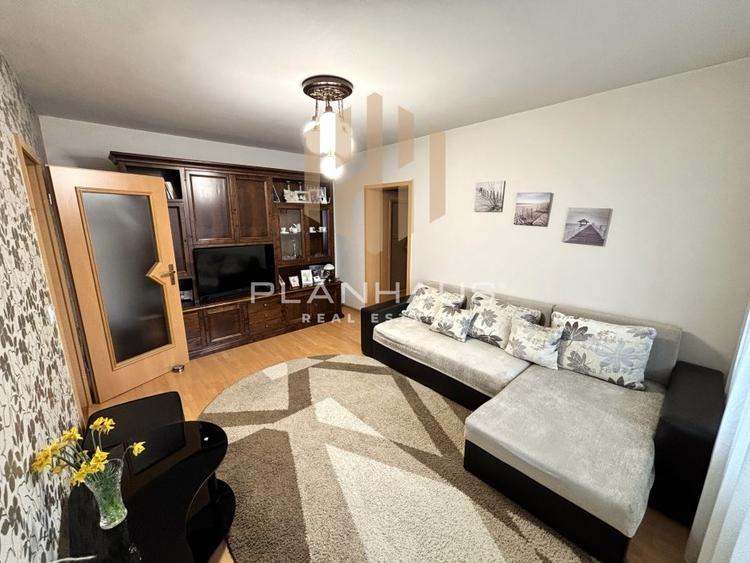 Apartament cu 3 camere semidecomandat, mobilat în Central