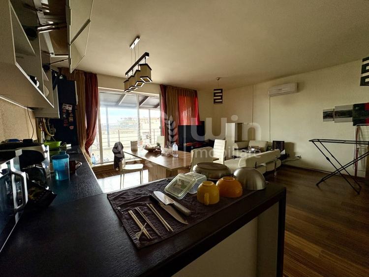 Apartament cu 3 camere semidecomandat, mobilat în Bună Ziua