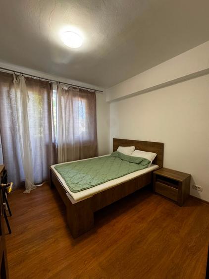 Apartament cu 4 camere semidecomandat în Tătărași