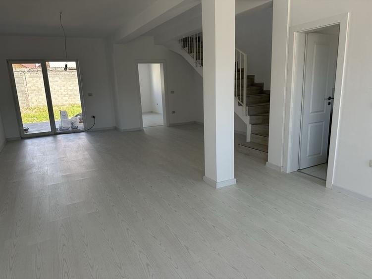 Casă cu 4 camere în Moșnița Nouă