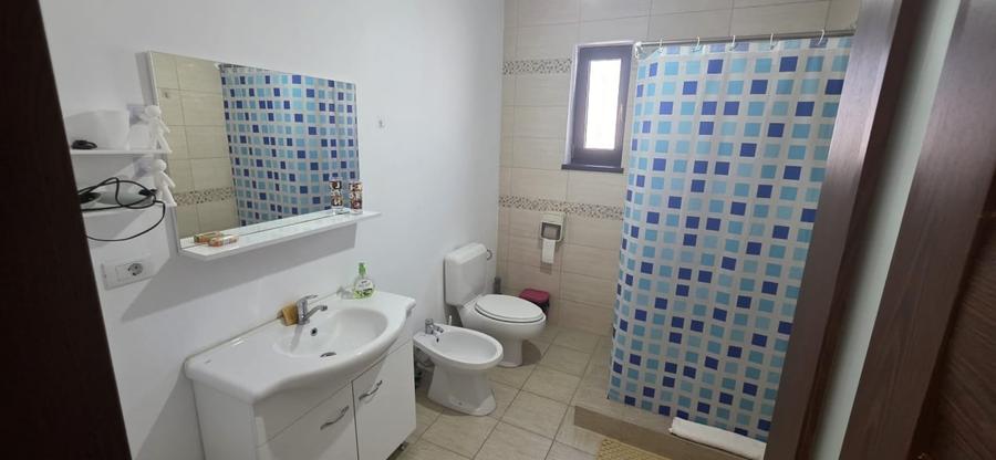 Casă individuală cu 6 camere cu Canalizare în Malu Mare