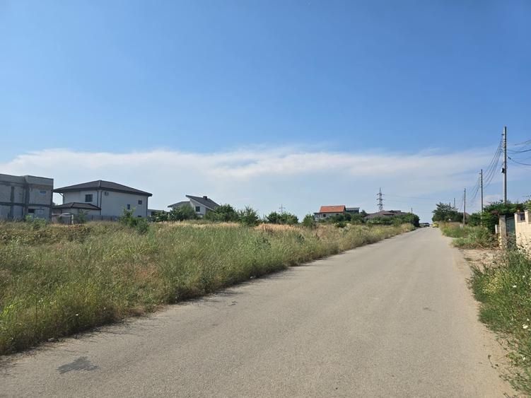 Teren Construcții intravilan de 770 mp, în Lazu