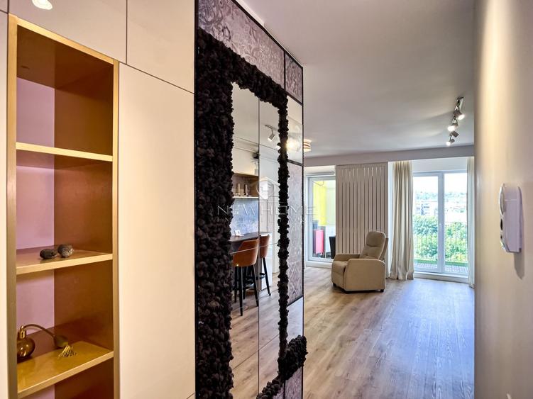 Apartament cu 2 camere semidecomandat, mobilat în Central