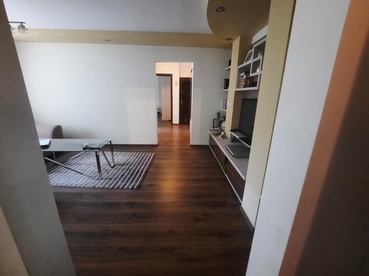 Apartament cu 3 camere semidecomandat în Ferentari
