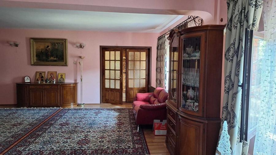 Casă cu 4 camere cu Teren 2665 Mp în Central