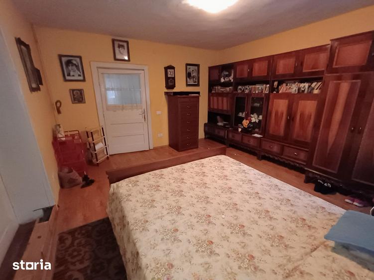 Casă cu 5 camere cu Teren 1100 Mp în Central