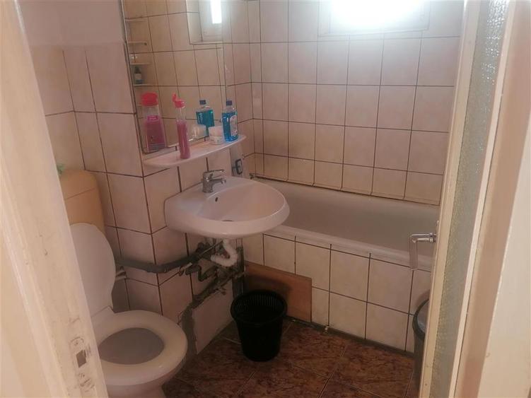 Apartament cu 3 camere decomandat în Lipovei