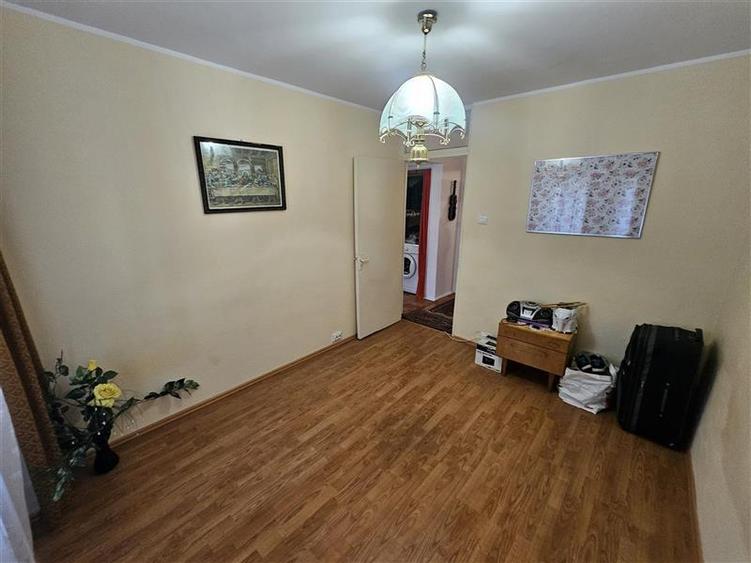 Apartament cu 3 camere decomandat în Micro IV