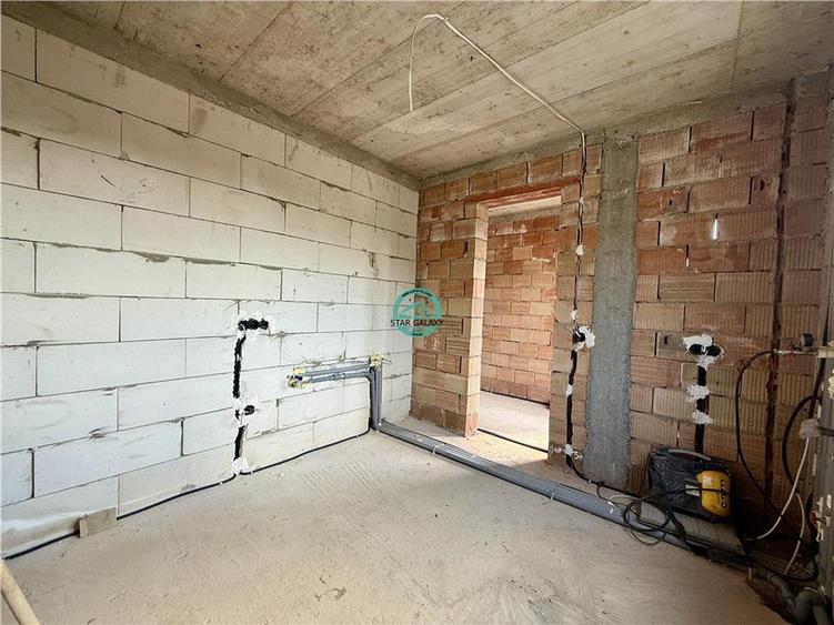 Duplex cu 4 camere cu Canalizare în Corunca