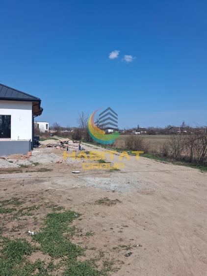 Teren Construcții intravilan de 3756 mp, în Est