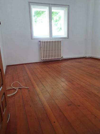 Apartament cu 3 camere decomandat în Uiești