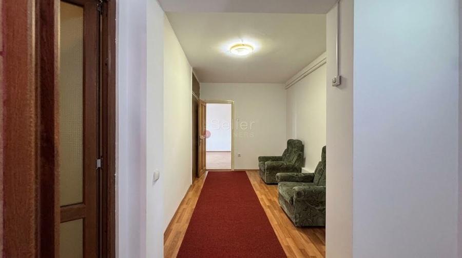 Apartament cu 3 camere semidecomandat, mobilat în Poiana Brașov