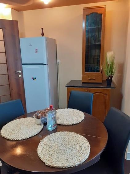 Apartament cu 3 camere semidecomandat, mobilat în Aluta