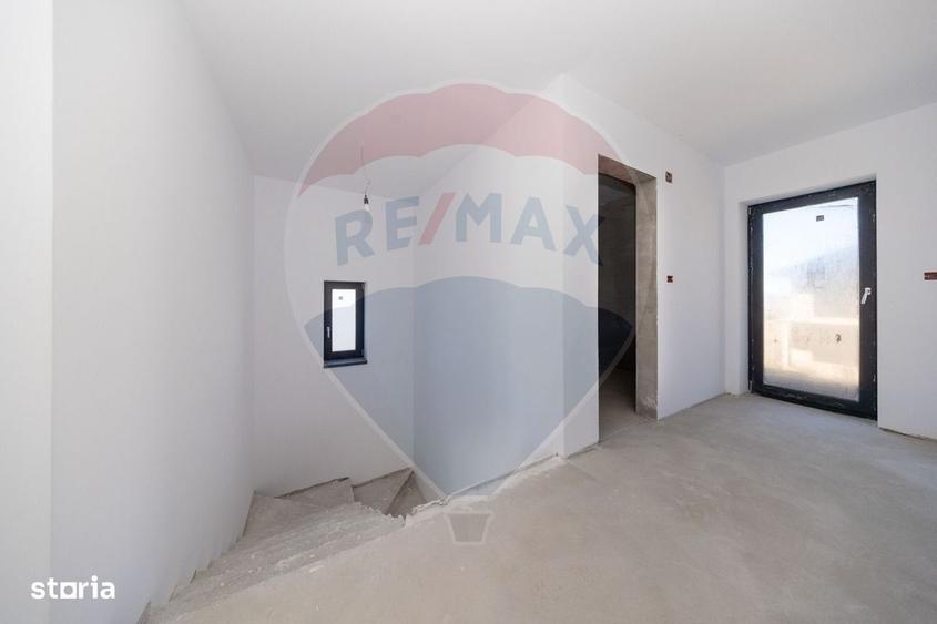 Casă cu 4 camere cu Teren 491 Mp în Noua