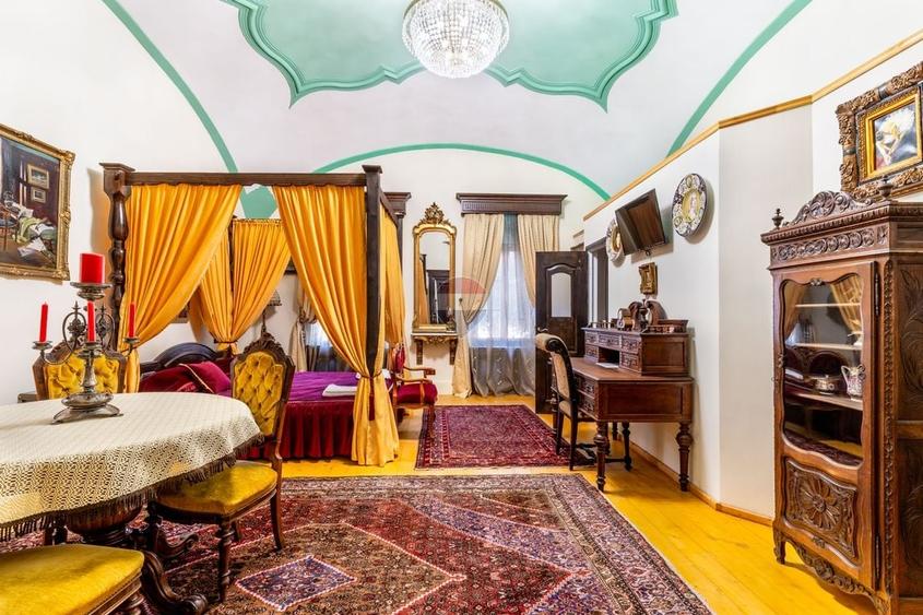 Casă individuală cu 11 camere cu Teren 792 Mp în Central