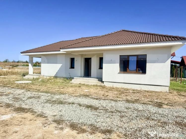 Casă cu 3 camere cu Teren 270 Mp în Petrești