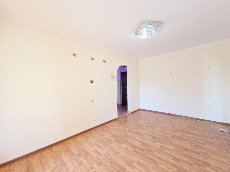 Apartament cu 4 camere semidecomandat în Micro 39