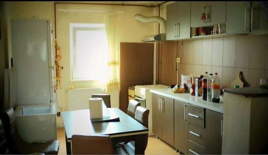 Apartament cu 4 camere decomandat în Central