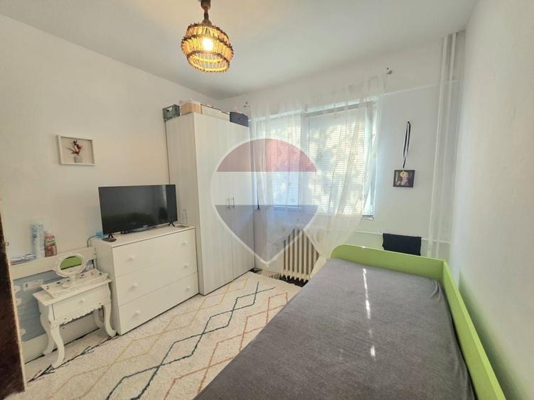 Apartament cu 3 camere semidecomandat, mobilat în Rogerius