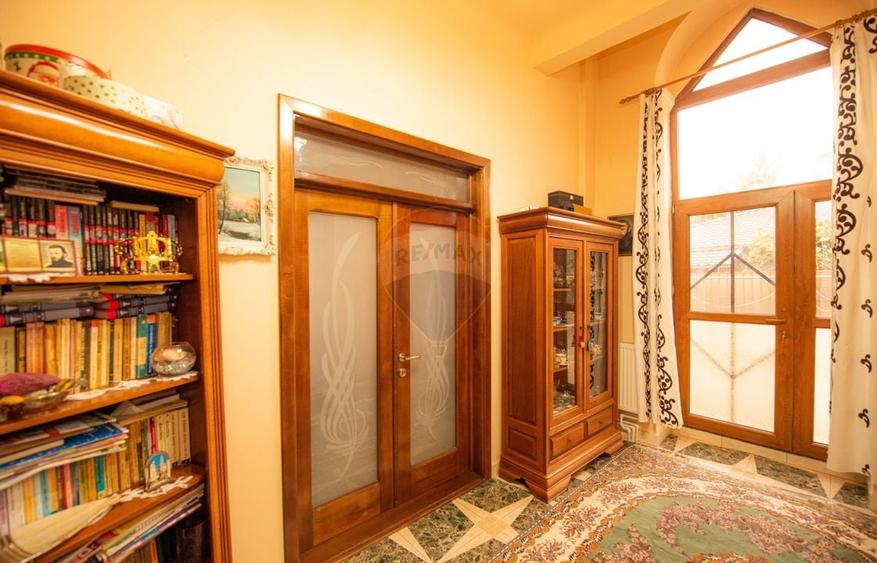 Casă individuală cu 6 camere cu Piscina în Central