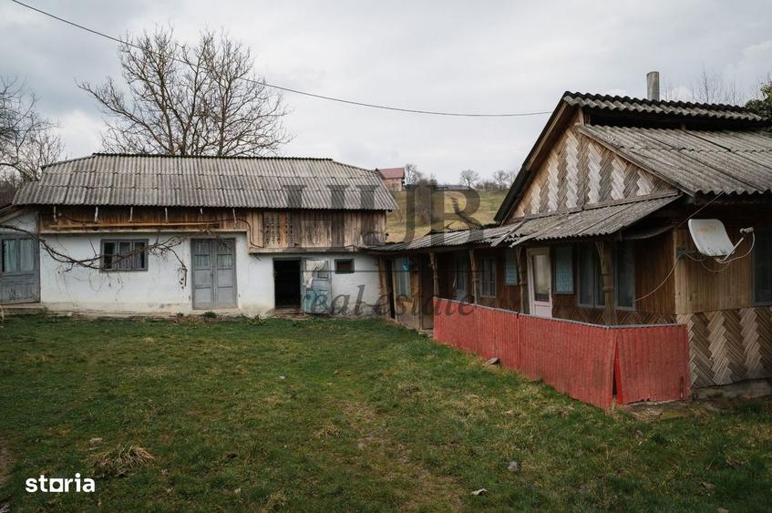 Casă cu 10 camere cu Teren 2500 Mp în Strugari