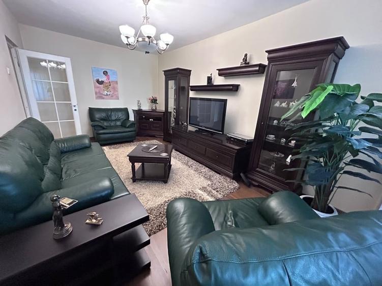 Apartament cu 3 camere decomandat în Răcădău