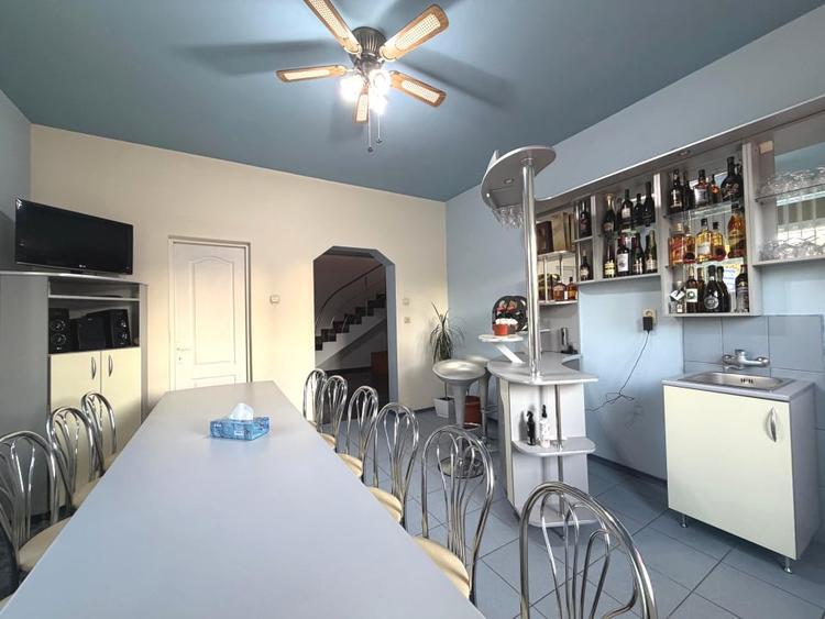 Duplex cu 8 camere cu Piscina în Cetate