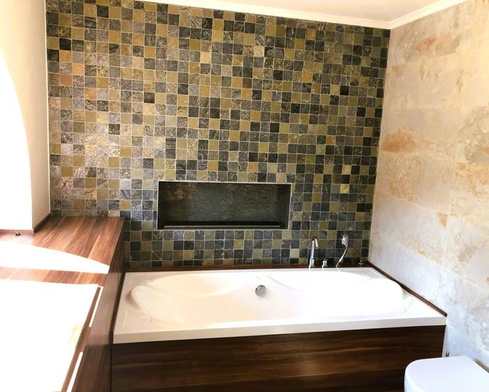 Casă cu 10 camere cu Garaj în Unirii