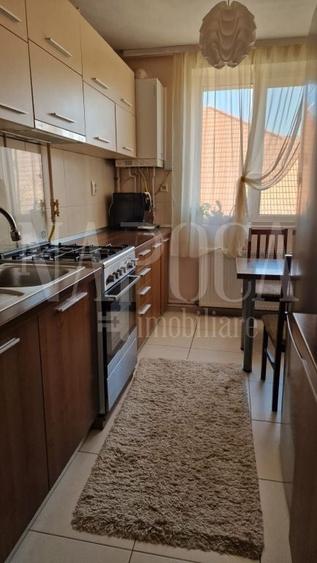 Apartament cu 3 camere semidecomandat, mobilat în Orașul Nou