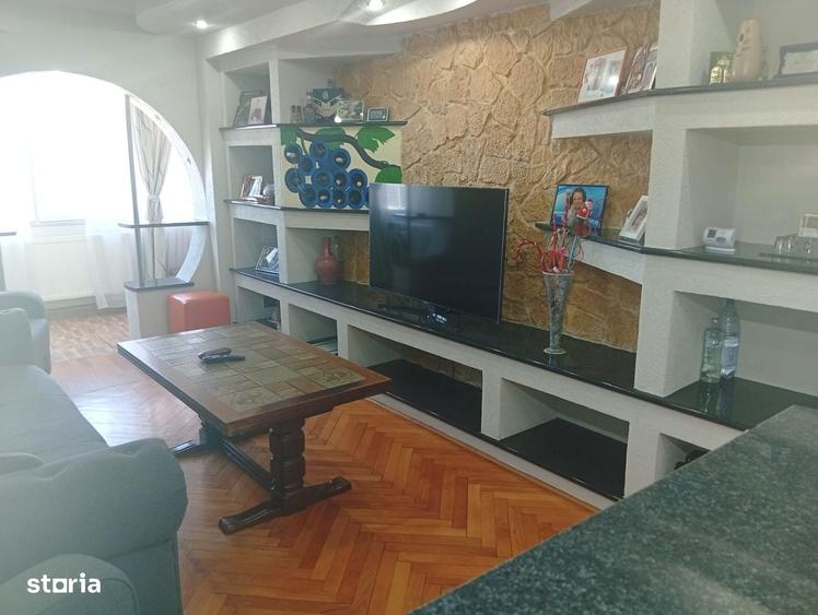 Apartament cu 3 camere semidecomandat în Grădiște