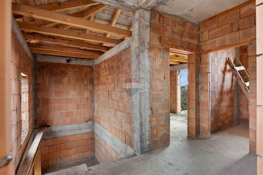 Casă individuală cu 5 camere cu Teren 1468 Mp în Semlac