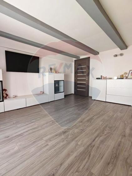 Casă cu 6 camere cu Teren 182 Mp în Central