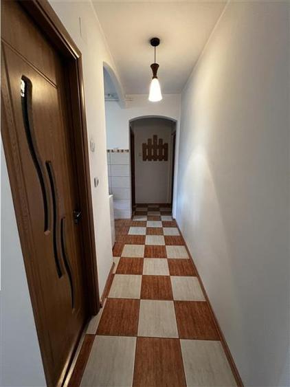 Apartament cu 3 camere semidecomandat, mobilat în Mihai Viteazul