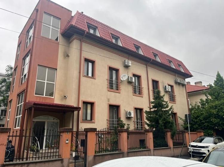 Apartament cu 5 camere decomandat, mobilat în Floreasca