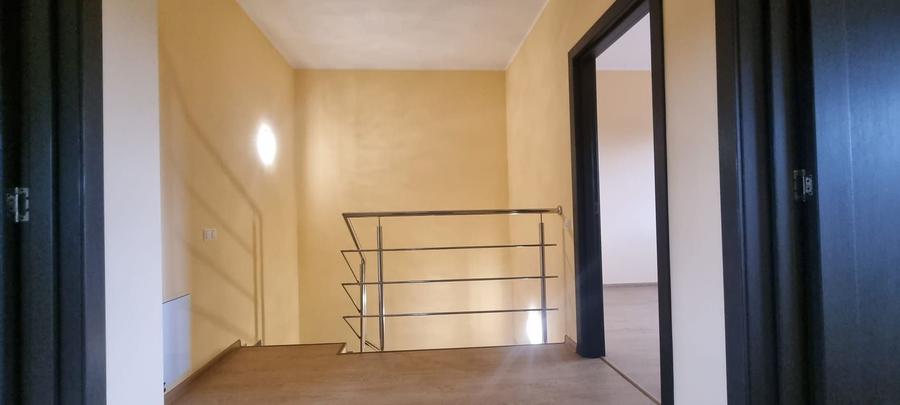 Duplex cu 4 camere cu Canalizare în Domnești