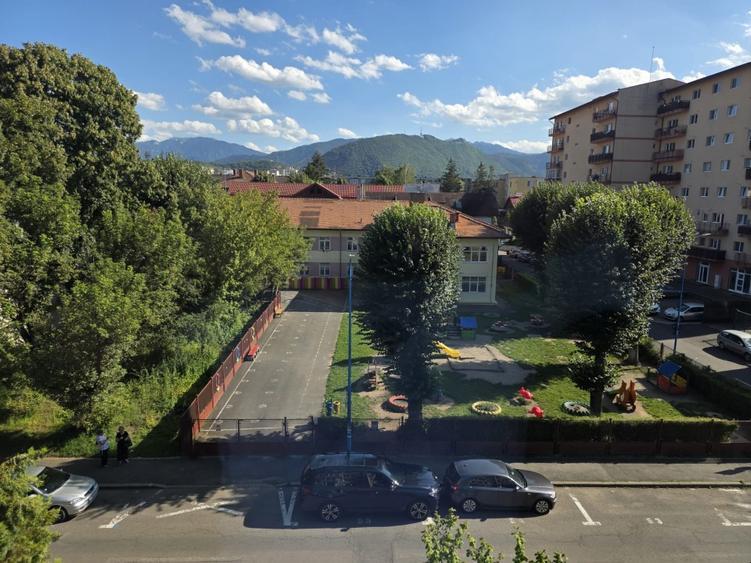 Apartament cu 2 camere decomandat în Tractorul