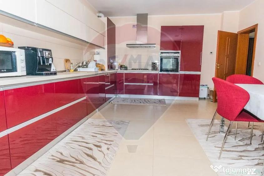 Casă cu 7 camere cu Teren 1071 Mp în Central