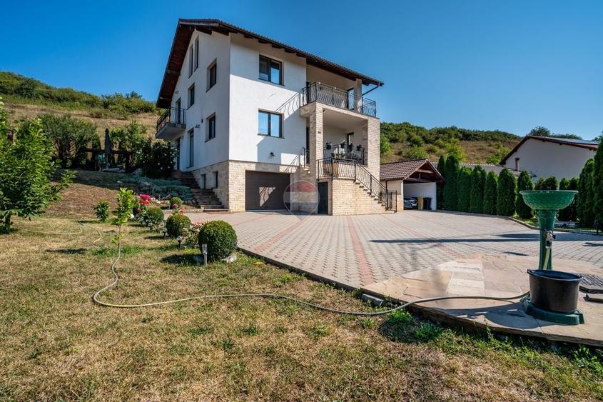 Casă individuală cu 5 camere cu Teren 1065 Mp în Rădaia