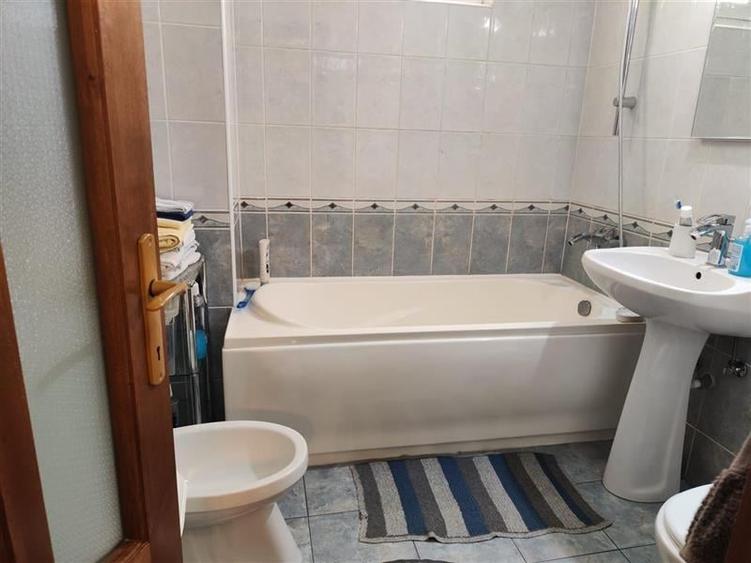 Casă individuală cu 8 camere cu Garaj în Gara Mare